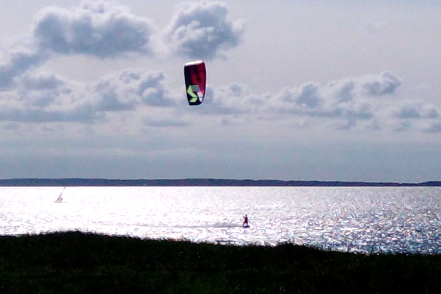 Kitesurfer im Gegenlicht in Suhrendorf